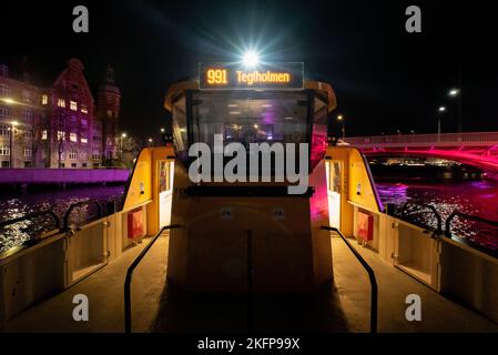 A bord du bus du port de Copenhague la nuit (Københavns Hannebusser om natten) (Rute 991 Teglholmen) Banque D'Images