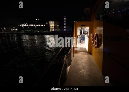 A bord du bus du port de Copenhague la nuit (Ombord København Hannebusser om natten) Banque D'Images