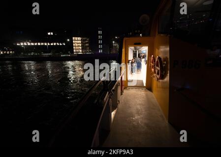 A bord du bus du port de Copenhague la nuit (Ombord København Hannebusser om natten) Banque D'Images