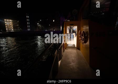 A bord du bus du port de Copenhague la nuit (Ombord København Hannebusser om natten) Banque D'Images