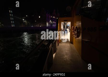 A bord du bus du port de Copenhague la nuit (Ombord København Hannebusser om natten) Banque D'Images