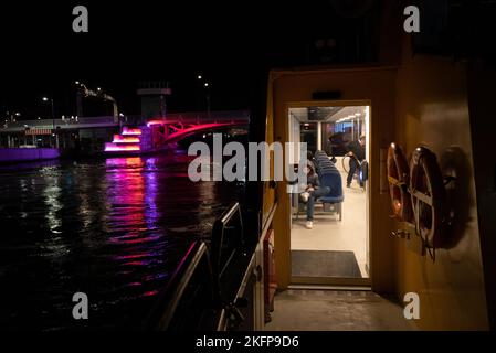 A bord du bus du port de Copenhague la nuit (Ombord København Hannebusser om natten) Banque D'Images