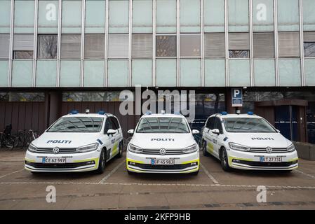 Voitures de police danoises à l'extérieur du poste de police de la ville de Copenhague / Københavns Politis ekspedition (Københavns Politi, Station City) (politibiler) Banque D'Images