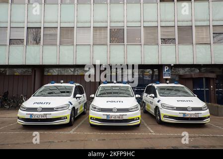 Voitures de police danoises à l'extérieur du poste de police de la ville de Copenhague / Københavns Politis ekspedition (Københavns Politi, Station City) (politibiler) Banque D'Images