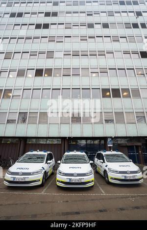 Voitures de police danoises à l'extérieur du poste de police de la ville de Copenhague / Københavns Politis ekspedition (Københavns Politi, Station City) (politibiler) Banque D'Images