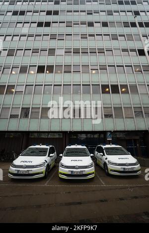 Voitures de police danoises à l'extérieur du poste de police de la ville de Copenhague / Københavns Politis ekspedition (Københavns Politi, Station City) (politibiler) Banque D'Images