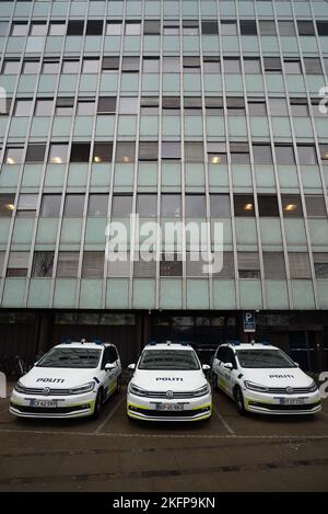 Voitures de police danoises à l'extérieur du poste de police de la ville de Copenhague / Københavns Politis ekspedition (Københavns Politi, Station City) (politibiler) Banque D'Images