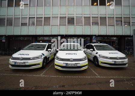 Voitures de police danoises à l'extérieur du poste de police de la ville de Copenhague / Københavns Politis ekspedition (Københavns Politi, Station City) (politibiler) Banque D'Images