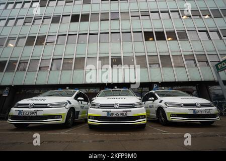 Voitures de police danoises à l'extérieur du poste de police de la ville de Copenhague / Københavns Politis ekspedition (Københavns Politi, Station City) (politibiler) Banque D'Images