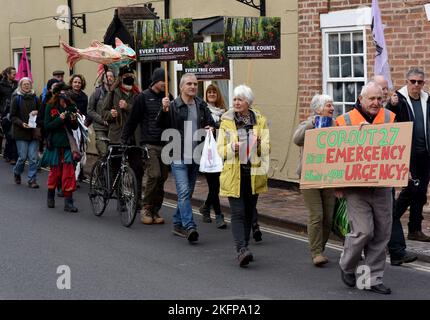 Des groupes environnementaux des environs de Shropshire ont rejoint la journée d'action de la Coalition mondiale de la justice « Call the Alarm » à Ironbridge. Banque D'Images