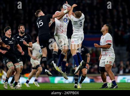 Jonny Hill (au centre) et Jack van Poortvliet (au centre à droite), en Angleterre, se battent avec Beauden Barrett (au centre à gauche), en Nouvelle-Zélande, pour un bal perdant lors de l'automne international au stade de Twickenham, à Londres. Date de la photo: Samedi 19 novembre 2022. Banque D'Images