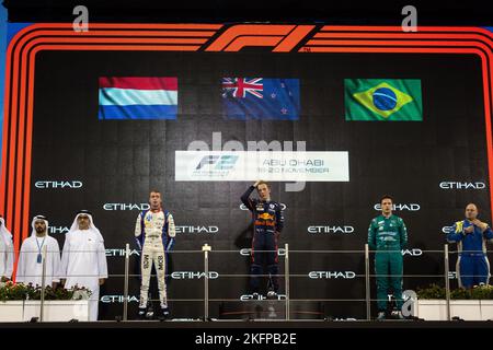 Yas Island, Abu Dhabi - 19/11/2022, Podium, VERSCHOOR Richard (nld), Trident, Dallara F2, LAWSON Liam (nzl), Carlin, Dallara F2, DRUGOVICH Felipe (BRA), MP Motorsport, Dallara F2, portrait lors de la ronde 14th du Championnat de Formule 2 de la FIA 2022, de 18 novembre à 20, 2022 sur le circuit pas Marina, à l'île de Yas, Abu Dhabi - photo: Sebastian Rozendaal/DPPI/LiveMedia Banque D'Images