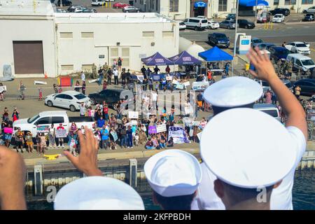 SAN DIEGO (sept 30, 2022) – les marins branlaient les rails en tant que navire-hôpital militaire de commandement du Sealift USNS Mercy (T-AH 19) retourne à San Diego après la fin du Pacific Partnership 2022. Le Partenariat Pacifique vient d'achever sa campagne de 17th ans et est la plus importante mission annuelle d'aide humanitaire multinationale et de préparation aux secours en cas de catastrophe menée dans l'Indo-Pacifique. Partenariat du Pacifique 2022 pays hôtes comprennent le Vietnam, les Palaos, les Philippines et les Îles Salomon. Les membres du service des États-Unis ont effectué la mission aux côtés des représentants des pays partenaires de l'Australie, du Chili, du Japon et de la République Banque D'Images