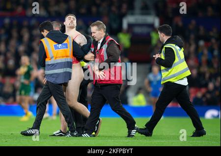 Les haltes de streaker jouent lors de la finale de la coupe du monde de rugby 2021 entre l'Australie et les Samoa à Old Trafford, Manchester, le samedi 19th novembre 2022. (Photo : Trevor Wilkinson | MI News) Credit: MI News & Sport /Alay Live News Banque D'Images