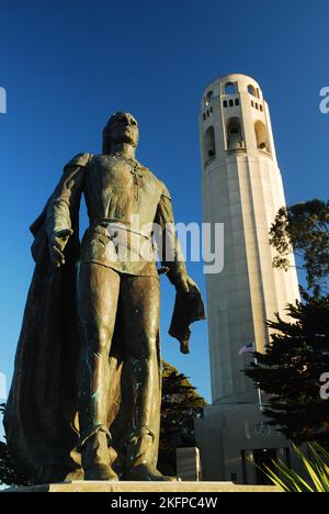 Une sculpture de Christophe Colomb se trouve en face de la Coit Tower, un point de repère de San Francisco Banque D'Images