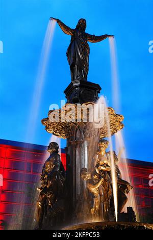 La fontaine historique de Tyler Davidson à Cincinnati est une sculpture d'eau très ornée où l'eau semble tomber des mains d'un ange Banque D'Images