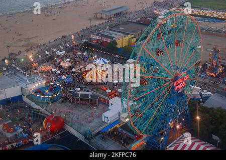 Une vue aérienne de Coney Island à New York City offre une vue sur la roue Wonder Wheel Ferris, les manèges du parc d'attractions, la promenade et la plage Banque D'Images