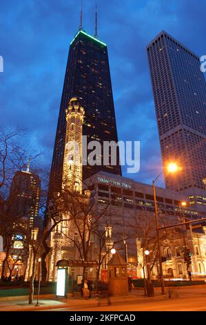 La tour historique de l'eau, l'un des rares survivants du feu de Chicago, se trouve au milieu des gratte-ciels modernes le long de Michigan Avenue la nuit Banque D'Images