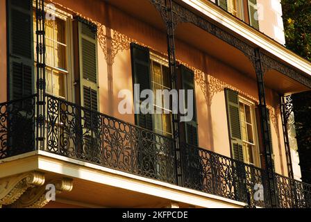 Le détail du balcon en fer forgé, qui évoque la Nouvelle-Orléans, est présent à l'extérieur de la maison Edmonston Alston, Charleston, Caroline du Sud Banque D'Images