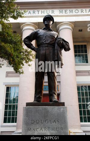 Une statue du général Douglas MacArthur se trouve à l'extérieur du Mémorial MacArthur, dans un musée dédié au commandant de la Seconde Guerre mondiale à Norfolk, en Virginie Banque D'Images