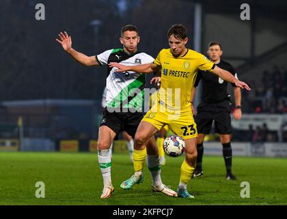 Burton Upon Trent, Royaume-Uni. 19th novembre 2022. Plymouth Argyle milieu de terrain Jordan Houghton (4) défendre Burton milieu de terrain Albion Terry Taylor (23) pendant le match Sky Bet League 1 Burton Albion vs Plymouth Argyle au stade Pirelli, Burton Upon Trent, Royaume-Uni, 19th novembre 2022 (photo de Stanley Kasala/News Images) à Burton Upon Trent, Royaume-Uni, le 11/19/2022. (Photo de Stanley Kasala/News Images/Sipa USA) crédit: SIPA USA/Alay Live News Banque D'Images