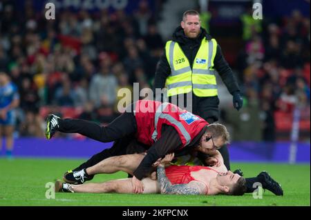 Les haltes de streaker jouent lors de la finale de la coupe du monde de rugby 2021 entre l'Australie et les Samoa à Old Trafford, Manchester, le samedi 19th novembre 2022. (Photo : Trevor Wilkinson | MI News) Credit: MI News & Sport /Alay Live News Banque D'Images