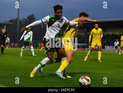 Burton Upon Trent, Royaume-Uni. 19th novembre 2022. Plymouth Argyle avance Niall Ennis (11) batailles pour le ballon avec le milieu de terrain Burton Albion Terry Taylor (23) pendant le match Sky Bet League 1 Burton Albion vs Plymouth Argyle au stade Pirelli, Burton Upon Trent, Royaume-Uni, 19th novembre 2022 (photo de Stanley Kasala/News Images) à Burton Upon Trent, Royaume-Uni le 11/19/2022. (Photo de Stanley Kasala/News Images/Sipa USA) crédit: SIPA USA/Alay Live News Banque D'Images