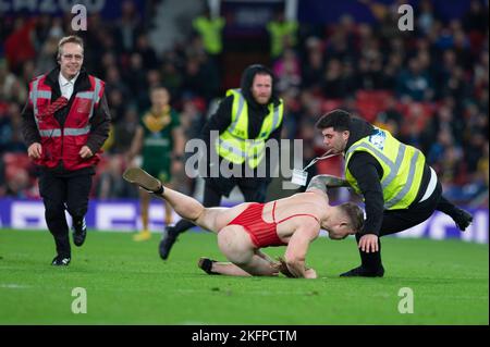 Les haltes de streaker jouent lors de la finale de la coupe du monde de rugby 2021 entre l'Australie et les Samoa à Old Trafford, Manchester, le samedi 19th novembre 2022. (Photo : Trevor Wilkinson | MI News) Credit: MI News & Sport /Alay Live News Banque D'Images