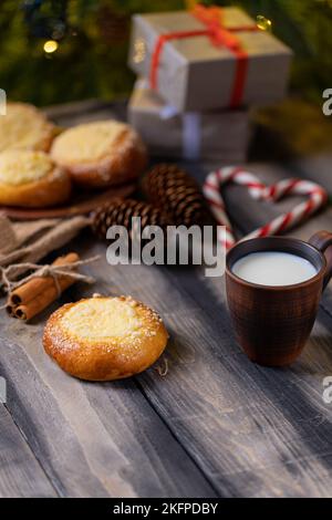 Concept du nouvel an, cheesecake avec streusel sur la table du nouvel an. Délicieuse tarte maison avec du lait sur une table en bois Banque D'Images