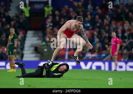 Les haltes de streaker jouent lors de la finale de la coupe du monde de rugby 2021 entre l'Australie et les Samoa à Old Trafford, Manchester, le samedi 19th novembre 2022. (Photo : Trevor Wilkinson | MI News) Credit: MI News & Sport /Alay Live News Banque D'Images