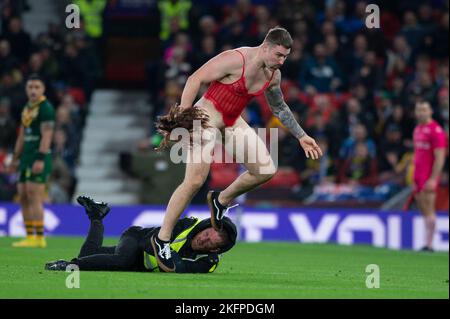 Les haltes de streaker jouent lors de la finale de la coupe du monde de rugby 2021 entre l'Australie et les Samoa à Old Trafford, Manchester, le samedi 19th novembre 2022. (Photo : Trevor Wilkinson | MI News) Credit: MI News & Sport /Alay Live News Banque D'Images