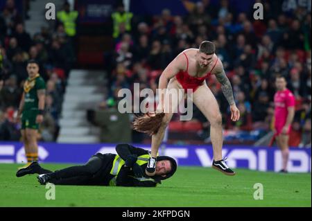 Les haltes de streaker jouent lors de la finale de la coupe du monde de rugby 2021 entre l'Australie et les Samoa à Old Trafford, Manchester, le samedi 19th novembre 2022. (Photo : Trevor Wilkinson | MI News) Credit: MI News & Sport /Alay Live News Banque D'Images