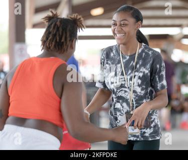 SPC. Ameliana Bryan, un soldat du Commandement de la défense aérienne et antimissile de l'Armée de terre de 32nd, se détache avec ses amis au B.O.S.S. de 2022 Bash à fort Bliss, Texas, 30 septembre 2022. DJ KB, également connu sous le nom de Kenneth Broomfield, un employé de Bliss FMWR, a gardé la musique sous l'abri de pique-nique de Biggs Park à East Bliss pour l'éruption annuelle. De meilleures possibilités pour les soldats uniques est un programme à l'échelle de l'Armée de terre dirigé par des soldats sur des postes individuels, géré par le FMWR et approuvé par le Bureau du Sergent-major de l'Armée. Il met l'accent sur la qualité de vie des troupes seules, qui sont habituellement plus jeunes, et qui sont en contact Banque D'Images