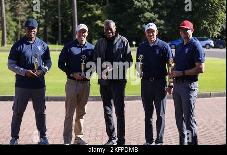 Le général de division James Smith, commandant général, 21st Theatre Sustainability Command, centre, se dresse au milieu du premier Golftoberfest Golf Scramble Champions annuel, le 30 septembre au parcours de golf Woodlawn sur Ramstein, base aérienne. La ruée de golf du TSC de 21st a rassemblé 77 participants de l'Armée de terre et de la Force aérienne comme initiative People First visant à améliorer le partenariat et le moral au sein de l'unité. Banque D'Images