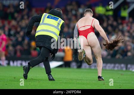 Les haltes de streaker jouent lors de la finale de la coupe du monde de rugby 2021 entre l'Australie et les Samoa à Old Trafford, Manchester, le samedi 19th novembre 2022. (Photo : Trevor Wilkinson | MI News) Credit: MI News & Sport /Alay Live News Banque D'Images