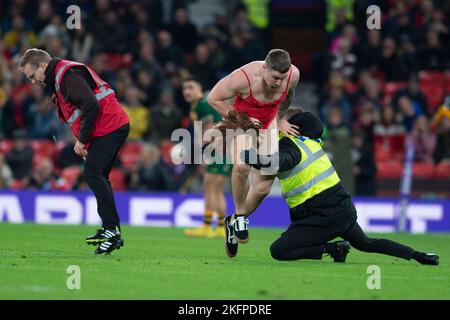 Les haltes de streaker jouent lors de la finale de la coupe du monde de rugby 2021 entre l'Australie et les Samoa à Old Trafford, Manchester, le samedi 19th novembre 2022. (Photo : Trevor Wilkinson | MI News) Credit: MI News & Sport /Alay Live News Banque D'Images