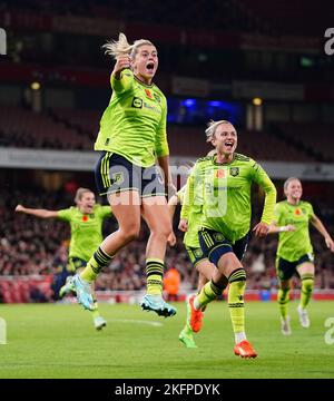 Alessia Russo (à gauche) de Manchester United célèbre le troisième but de leur partie lors du match de la Super League pour femmes Barclay au stade Emirates de Londres. Date de la photo: Samedi 19 novembre 2022. Banque D'Images