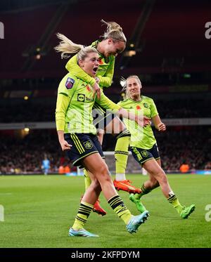 Alessia Russo (à gauche) de Manchester United célèbre le troisième but de leur partie lors du match de la Super League pour femmes Barclay au stade Emirates de Londres. Date de la photo: Samedi 19 novembre 2022. Banque D'Images