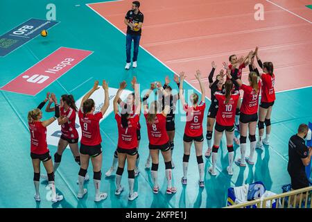 Wiesbaden, Allemagne. 19th novembre 2022. Wiesbaden, Allemagne, 19 novembre 2022: Dresdner SC avant le tour d'horizon 1. Volley-ball Bundesliga Frauen match entre VC Wiesbaden et Dresdner SC à la Sporthalle am Platz der Deutschen Einheit à Wiesbaden, Allemagne. (Norina Toenges/Sports Press photo/SPP) crédit: SPP Sport Press photo. /Alamy Live News Banque D'Images