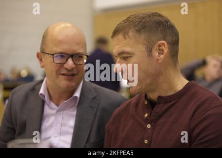 M. Reiner Hufnagel, Maire d'Obernzenn (à gauche) et le Lt Col Mullins (à droite) parlent des plans futurs du bataillon de soutien de l'aviation 127th pendant leur séjour à Illesheim Le festival Obernzinn est un événement annuel qui permet aux dignitaires locaux de se connecter et de célébrer la tradition locale le Lt Col Mullins et le commandant Sgt Maj Ludwig ont été invités à faire l'expérience de la célébration en tant que la nouvelle direction d'Illesheim Alors que nous continuons à renforcer nos liens avec notre pays hôte, nous grandismons ensemble Banque D'Images