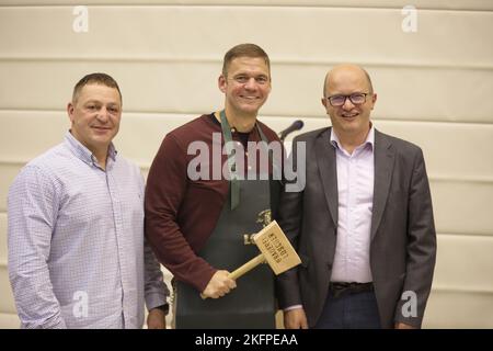 Le Sgt de commandement Maj Ludwig (à gauche) le Lt Col Mullins (au milieu) et M. Reiner Hufnagel, maire d'Obernzenn, posent devant le fût de cérémonie à l'Obernzenn fest Le festival Obernzinn est un événement annuel qui permet aux dignitaires locaux de se connecter et de célébrer la tradition locale le Lt Col Mullins et le commandant Sgt Maj Ludwig ont été invités à faire l'expérience de la célébration en tant que la nouvelle direction d'Illesheim Alors que nous continuons à renforcer nos liens avec notre pays hôte, nous grandismons ensemble Banque D'Images