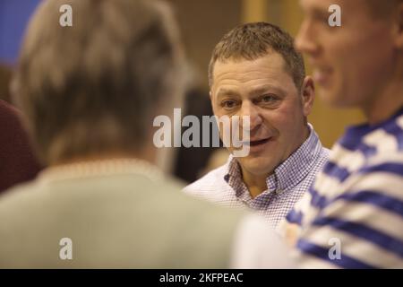 Le commandant Sgt Maj parle à un dignitaire à la Fest d'Obernzenn la fête d'Obernzinn est un événement annuel qui le permet Des dignitaires locaux pour établir des liens et célébrer la tradition locale le Lt Col Mullins et le commandant Sgt Maj Ludwig ont été invités à vivre l'expérience La célébration comme la nouvelle direction d'Illesheim Alors que nous continuons à renforcer nos liens avec notre pays hôte, nous grandismons ensemble Banque D'Images