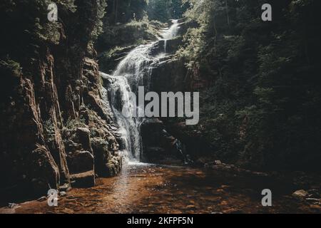 Cascade de Kamienczyka, cascade de Kamienczyk (Wodospad kamienczyka) près de Szklarska Poreba, Pologne, montagne de Karkonosze Banque D'Images