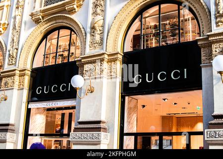 Milan, Italie, 20 décembre 2018 : vitrine et logo de la boutique Gucci, galerie Milan Vittorio Emanuele II Banque D'Images