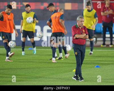 Doha. 19th novembre 2022. Fernando Santos, entraîneur en chef du Portugal (front), assiste à une séance d'entraînement à Al Shahhniya, Qatar, le 19 novembre 2022, avant la coupe du monde du Qatar 2022. Credit: Chen Cheng/Xinhua/Alay Live News Banque D'Images