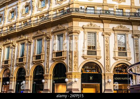 Milan, Italie, 20 décembre 2018 : façade du magasin Louis Vuitton à l'intérieur de la galerie Victor Emmanuel II le plus ancien centre commercial du monde, Milan, Italie Banque D'Images