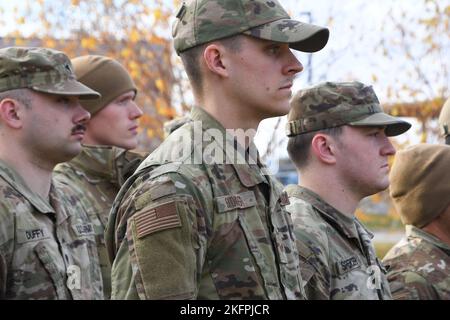 Alaska Air and Army National Guardsmen retournent à Fairbanks, Alaska, le 30 septembre pour venir en aide aux résidents de la communauté de Nome touchés par les restes du typhon Merbok. Les membres de la Force opérationnelle interarmées de l'Alaska ont enlevé plus de 180 000 livres de débris liés aux tempêtes et ont accumulé plus de 3 000 heures de travail dans 32 collectivités. (Photo de la Garde nationale de l'Alaska par le Sgt principal. Julie Avey) Banque D'Images