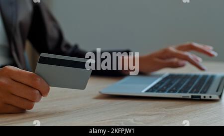 Gros plan femmes mains ethnique africaine femme d'affaires entrer des données financières dans l'utilisation d'ordinateur carte de crédit payer achats dans l'argent de magasin d'Internet Banque D'Images