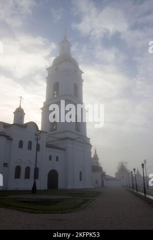 Cathédrale Sainte-Sophie-Assomption à cinq dômes (Sofiysko-Uspenskiy Kafedralniy Sobor) - le premier bâtiment en pierre de Sibérie. Matin brumeux. Oblast de Tyumen. Banque D'Images