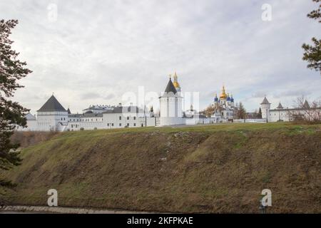 Kremlin de Tobolsk. Tours en pierre blanche du mur de la forteresse. Ancienne architecture russe du XVIIe siècle dans l'ancienne capitale de la Sibérie Banque D'Images